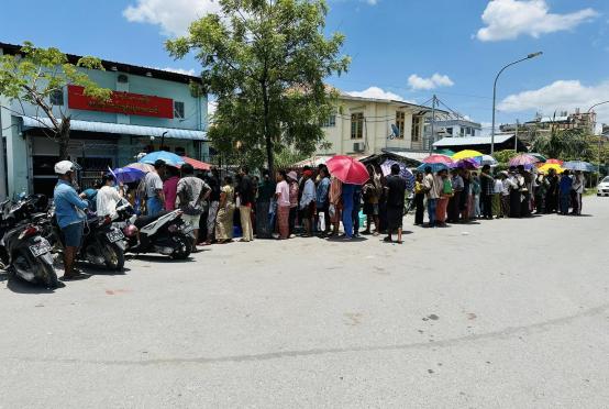 ဇွန် ၂၈ ရက်နံနက်ပိုင်းက မန္တလေးတိုင်းရွှေလုပ်ငန်းရှင်များအသင်းတွင် ရွှေလာဝယ်သူများ တန်းစီနေကြသည်ကို တွေ့ရစဉ် (Photo – Kyaw Gyi (MDY))