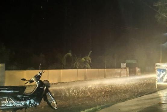 ပုံစာ။ မေ ၂ ရက်နေ့ ညပိုင်း တောင်ငူမြို့တွင် မိုးရွာသွန်းခဲ့အခြေအနေအားတွေ့ရစဉ်။