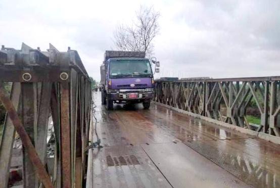 ယာယီဘေလီတံတားပေါ်မှ မော်တော်ယာဉ်တစ်စီး ဖြတ်သန်းနေစဉ်