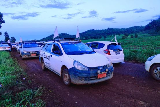 လားရှိုးမြို့မှ ထွက်ခွာနေသည့် ဒေသခံများ၏ မော်တော်ယာဉ်များကို ဇူလိုင် ၈ ရက် နံနက်က တွေ့ရစဉ်