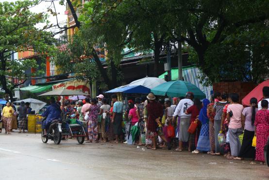 ရန်ကုန်မြို့ရှိ မြို့နယ်တစ်ခုတွင် စားသုံးဆီဝယ်ယူရန် တန်းစီနေသူများကို တွေ့ရစဉ် (ဓာတ်ပုံ - ကြည်နိုင်)