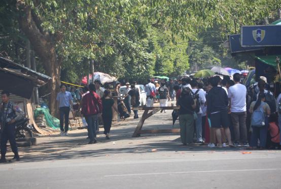 ■ ရန်ကုန်မြို့ရှိ ထိုင်းသံရုံးတွင် ဗီဇာလာရောက်လျှောက်ထားသူများကို ယခုနှစ် ဖေဖော်ဝါရီလပိုင်းက တွေ့ရစဉ်