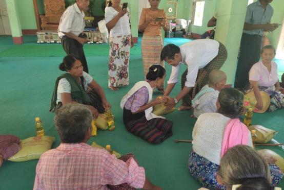 ပုံစာ။ ငါးဇွန်မြို့နယ်မှ စစ်ဘေးရှောင်ပြည်သူများအား အလှူရှင်များမှ  လှူဒါန်းမှုများ ပြုလုပ်နေစဉ်