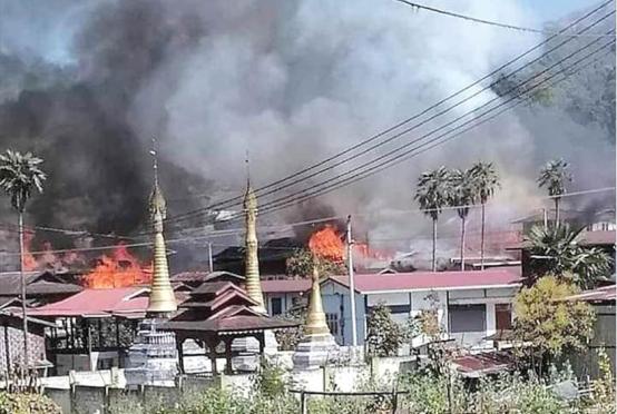 ပအိုဝ်းကိုယ်ပိုင်အုပ်ချုပ်ခွင့်ရဒေသ၊ မဲနယ်တောင်၊ စံဖူးကျေးရွာတွင် နေအိမ်များ မီးလောင်နေသည်ကို တွေ့ရစဉ် 