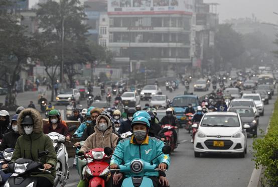 လေထုညစ်ညမ်းနေသည့် ဟနွိုင်းမြို့တော်၏ လမ်းပေါ်တွင် မော်တော်ယာဉ်များ မောင်းနှင်နေပုံကို မတ် ၅ ရက်က တွေ့ရစဉ် (Photo:AFP)