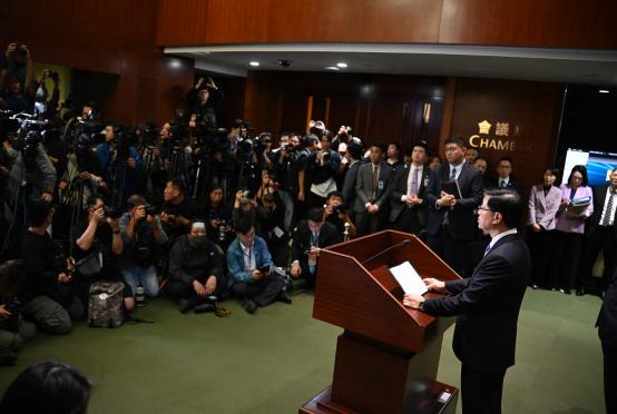 မတ် ၁၉ ရက်က ဟောင်ကောင်လွှတ်တော်အဆောက်အအုံတွင် အမျိုးသားလုံခြုံရေး ဥပဒေသစ်ကို အတည်ပြုခဲ့ပြီးနောက် သတင်းစာရှင်းလင်းပွဲပြုလုပ်နေသည့် ဂျွန်လီကို တွေ့ရစဉ်(Photo:AFP)