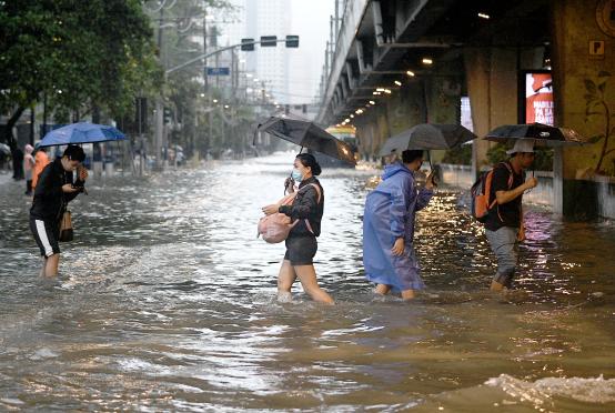 ဖိလစ်ပိုင်နိုင်ငံ မနီလာမြို့တော်တွင် တိုင်ဖွန်းမုန်တိုင်းတိုက်ခိုက်မှုကြောင့် မိုးသည်းထန်စွာရွာသွန်းပြီး ရေလွှမ်းမိုးမှုများဖြစ်ပွားနေစဉ်(Photo:AFP)