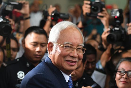၂၀၁၉ ခုနှစ် ဧပြီ ၃ ရက်က ကွာလာလမ်ပူရှိ တရားရုံးတစ်ရုံးမှ ထွက်ခွာလာသည့် မလေးရှားဝန်ကြီးချုပ်ဟောင်း နာဂျစ်ရာဇက်ကို တွေ့ရစဉ်(Photo: AFP)