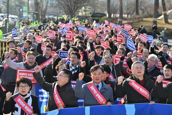 ဖေဖော်ဝါရီ ၂၅ ရက်က ဆိုးလ်မြို့ရှိ သမ္မတရုံးအနီးတွင် တောင်ကိုရီးယားဆရာဝန်များက ကြွေးကြော်သံများဟစ်ကြွေးကာ ဆန္ဒပြနေစဉ်(Photo: AFP)