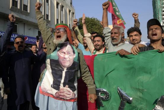 ဖေဖော်ဝါရီ ၁၁ ရက်က ကရာချိမြို့တွင် ဝန်ကြီးချုပ်ဟောင်း အီမရန်ခန်း၏ PTI ပါတီ ထောက်ခံသူများကို တွေ့ရစဉ်(Photo: AP)