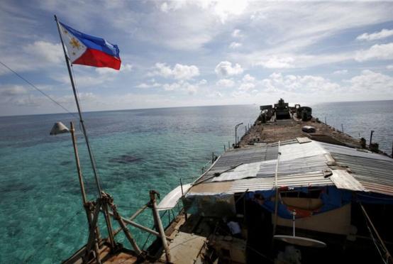 တောင်တရုတ်ပင်လယ်ရှိ Second Thomas သောင်ခုံတွင် ဆိုက်ကပ်ထားသည့် ဖိလစ်ပိုင်စစ်သင်္ဘော Sierra Madre ကို ၂၀၁၄ ခုနှစ် မတ်လ ၂၉ ရက်က တွေ့ရစဉ်(Photo: AFP)