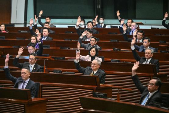 မတ် ၁၉ ရက်က ဟောင်ကောင်အမျိုးသားလုံခြုံရေးဥပဒေ အပိုဒ်ခွဲ-၂၃ ကို ဖတ်ကြားပြီးနောက် ဥပဒေပြုကောင်စီတွင် လွှတ်တော်အမတ်များ မဲခွဲအတည်ပြုနေစဉ်(Photo: AFP)