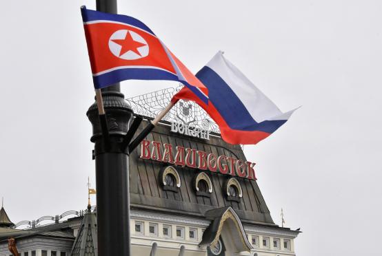 ၂၀၁၉ ခုနှစ် ဧပြီ ၂၅ ရက်က မြောက်ကိုရီးယားခေါင်းဆောင်ကင်ဂျုံအွန်၏ ရုရှားခရီးစဉ်အတွင်း ရုရှား၏ ဗလာဒီဗော့စတော့ ဘူတာရုံအနီးတွင် မြောက်ကိုရီးယားအလံနှင့် ရုရှားအလံများကို လွှင့်ထူထားစဉ် (Photo:Reuters)