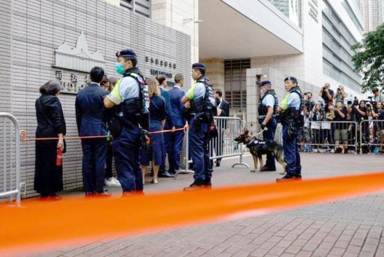 မေ ၃၀ ရက်က ဟောင်ကောင်ဒီမိုကရေစီအရေး တက်ကြွလှုပ်ရှားသူ ၄၇ ဦးကို ရုံးတင်စစ်ဆေးနေသည့် အနောက်ကောင်းလွန်း ရာဇဝတ်တရားရုံး အပြင်ဘက်တွင် ရဲတပ်ဖွဲ့ဝင်များ စောင့်ကြပ်နေစဉ်(Photo:AFP)