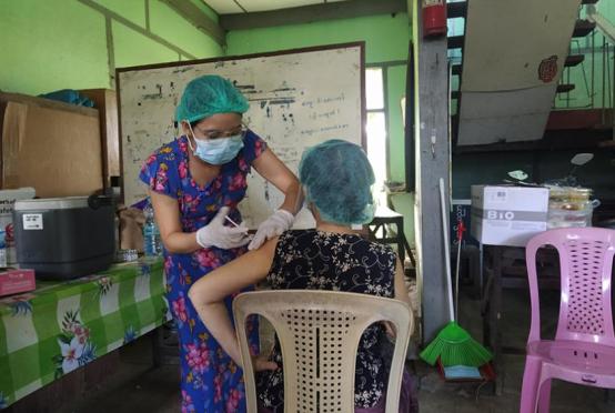ရန်ကုန်မြို့တွင် COVID-19 ရောဂါကာကွယ်ဆေး ထိုးနှံပေးနေသည်ကို  တွေ့ရစဉ်