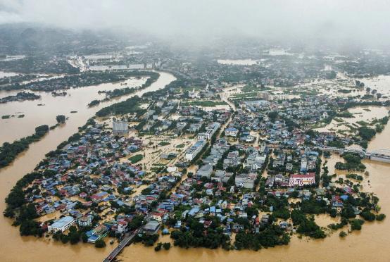 ဗီယက်နမ်နိုင်ငံ ထိုင်ငုယင်မြို့၌ လမ်းများနှင့် အဆောက်အအုံများ ရေမြုပ်နေပုံကို စက်တင်ဘာ ၁၀ ရက်က တွေ့ရစဉ်(Photo: AFP)