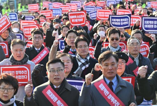 ပုံစာ- ဖေဖော်ဝါရီ ၂၅ ရက်က တောင်ကိုရီးယားနိုင်ငံ ဆိုးလ်မြို့တော်တွင် ဆန္ဒပြနေကြသည့် ဆရာဝန်များကို တွေ့ရစဉ်။