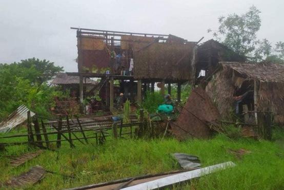 မိုးသည်းထန်စွာရွာသွန်းပြီး လေပြင်းတိုက်ခတ်မှုကြောင့် ပျက်စီးခဲ့သည့်နေအိမ်တစ်လုံးကို တွေ့ရစဉ် (ဓာတ်ပုံ- မြို့နယ် သဘာဝဘေးစီမံခန့်ခွဲရေးအဖွဲ့)