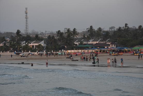 ေငြေဆာင္ကမ္းေျခသုိ႔ လာေရာက္အပန္းေျဖေနသူမ်ားအား ယခုရက္ပုိင္းအတြင္း ေတြ႕ရစဥ္ (ဓာတ္ပုံ-မင္းသူ၀င္းထြဋ္)