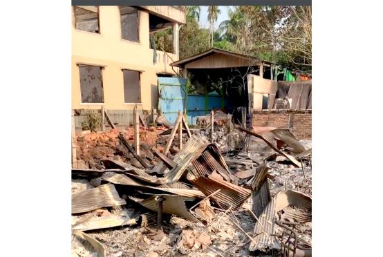 တိုက်ပွဲဖြစ်ပွားမှုကြောင့် သင်္ဃန်းညီနောင်မှနေအိမ်များ ပျက်စီးခဲ့စဉ်