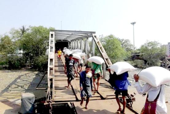 ရန်ကုန်မြို့ရှိ ဝါးတန်းဆိပ်ကမ်း၌ ဆန်အတင်အချ ပြုလုပ်နေသည်ကို တွေ့ရစဉ်