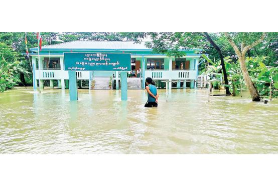 သာပေါင်းမြို့နယ် သရက်ကုန်းကျေးရွာ အခြေခံမူလတန်းကျောင်းတွင် ရေကြီးရေလျှံ ဖြစ်ပွားနေစဉ် (ဓာတ်ပုံ- MOI)