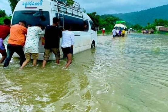 တနင်္သာရီမြို့နယ်ရှိ ပြည်ထောင်စုလမ်းမကြီး ရေကျော်နေသည်ကို တွေ့ရစဉ်