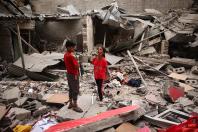 ဧပြီ ၂၇ ရက်က ဂါဇာကမ်းမြောင်ဒေသရှိ ရာဖာမြို့တွင် အစ္စရေး၏ ဗုံးကြဲတိုက်ခိုက်မှုကြောင့် နေအိမ်အပျက်အစီးများကြားတွင် ရပ်နေသော ပါလက်စတိုင်းကလေးနှစ်ဦးကို တွေ့ရစဉ်(Photo:AFP)