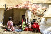 မေ ၁၅ ရက်က ဆူဒန်နိုင်ငံ အရှေ့ပိုင်း ဂျီဒါရက်ဖ်ပြည်နယ်ရှိ ဒုက္ခသည်စခန်းတစ်ခုတွင် ကလေးများကို တွေ့ရစဉ်(AFP)