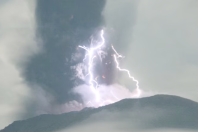 အီဘူးမီးတောင်ပေါက်ကွဲနေချိန်နှင့်တိုက်ဆိုင်လျက် မိုးထန်လေထန်ဖြစ်နေချိန် လျှပ်စီးလက်နေသည်ကို မေ ၁၈ ရက်တွင်ရိုက်ထားသောပုံ၌ တွေ့ရစဉ်(Photo: Reuters)