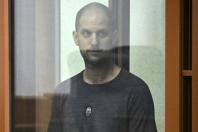 ဇူလိုင် ၁၉ ရက်က ရဲကာတာရင့်ဘာ့ဂျ်မြို့ရှိ တရားရုံးတွင် ရုံးထုတ်စစ်ဆေးမှုအတွင်း အမေရိကန်သတင်းထောက် အီဗန်ဂါ့ရှ်ကိုဗစ်ကို တွေ့ရစဉ်(Photo: AFP)