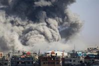 မေ ၆ ရက်က ရာဖာကို အစ္စရေး ဗုံးကြဲတိုက်ခိုက်ခြင်းကြောင့် မီးခိုးများ ထွက်လာပုံကို တွေ့ရစဉ်(Photo: AFP)