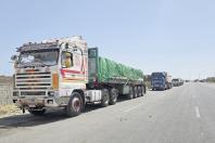 ဂါဇာသို့ ပို့ဆောင်မည့် စားနပ်ရိက္ခာများတင်ထားသော ကုန်တင်ကားများ မေ ၂၆ ရက်က ရာဖာဂိတ်အနီး အီဂျစ်ဘက်အခြမ်း၌ စောင့်နေပုံကိုတွေ့ရစဉ်(Photo:AFP)