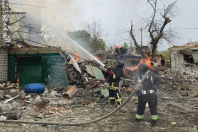 ရုရှားတိုက်ခိုက်မှုကြောင့် ခါကိဗ်ဒေသ  ဒါဟာချီမြို့၌ မီးလောင်နေသောအိမ်ကို ယူကရိန်းမီးသတ်သမားများ မီးငြှိမ်းသတ်နေပုံကို ဧပြီ ၂၆ ရက်တွင်တွေ့ရစဉ်(Photo: AFP)