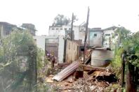 ချောင်းနှစ်ခွကျေးရွာအတွင်းရှိ ပျက်စီးနေသည့် နေအိမ်တစ်လုံးကို တွေ့ရစဉ် (ဓာတ်ပုံ- ချောင်းနှစ်ခွသတင်း)