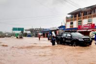 မိုးအဆက်မပြတ်ရွာသွန်းနေခြင်းကြောင့် အာရှလမ်း မြေနီကုန်းလမ်းဆုံတို့တွင် ရေကြီးရေလျှံမှုဖြစ်ပေါ်စဉ် (ဓာတ်ပုံ- ဘီဝမ်း)