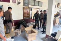 ဖမ်းဆီးရမိသည့်ပစ္စည်းများကို ထိုင်းတာဝန်ရှိသူများ စစ်ဆေးနေစဉ်