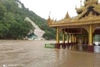 ရွှေစက်တော်ဘုရားအောက်ခြေတော်ရာ တန်ဆောင်းအတွင်း ရေဝင်ရောက်နေသည်ကို သြဂုတ် ၁ ရက် ညနေပိုင်းက တွေ့ရစဉ် (ဓာတ်ပုံ- Mg Kyaw)