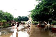 ရေများပြန်လည်ကျဆင်းနေသဖြင့် ပဲခူးမြို့ ဝင်းနိမ္မိတာရုံကျောင်းတိုက် သံဃာတော်များ သန့်ရှင်းရေးပြုလုပ်နေစဉ်