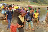 ကချင်စစ်ဘေးရှောင်အချို့ကို တွေ့ရစဉ် (ဓာတ်ပုံ- Kachin Youth Movement)