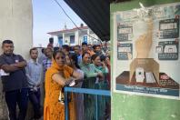 ဇွန် ၁ ရက်က အိန္ဒိယနိုင်ငံ ဒါရမ်ရှလာမြို့အနီးရှိ မဲရုံတစ်ရုံတွင် ဆန္ဒမဲပေးရန် စောင့်ဆိုင်းနေသူများကို တွေ့ရစဉ်(AP)