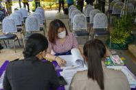 မေ ၂၀ ရက်က ဘန်ကောက်မြို့ရှိ ဖယာထိုင်းခရိုင်ရုံးတွင် အထက်လွှတ်တော်အမတ်အဖြစ် ရွေးကောက်ခံရန် မှတ်ပုံတင်နေသည့် ကိုယ်စားလှယ်လောင်းများကို တွေ့ရစဉ်(Photo: AP)