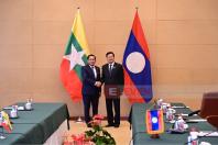 ၂၀၂၅ ခုနှစ် စက်တင်ဘာလဆန်းက နိုင်ငံတော်သမ္မတဦးမင်းအောင်လှိုင် ယာယီသမ္မတ နိုင်ငံတော်လုံခြုံရေးနှင့် အေးချမ်းသာယာရေး ကော်မရှင် ဥက္ကဋ္ဌတာဝန်ထမ်းဆောင်စဉ် လာအိုသမ္မတ သောင်လောင်ဆီ ဆိုလစ်နှင့်တရုတ်နိုင်ငံတွင် တွေ့ဆုံစဉ်။