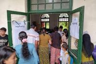 ရန်ကုန်မြို့ရှိ ကျောင်းတစ်ကျောင်းတွင် မေ ၂၃ ရက်က ကျောင်းအပ်နှံနေကြသည်ကို တွေ့ရစဉ် (ဓာတ်ပုံ-မျိုးထွန်း)