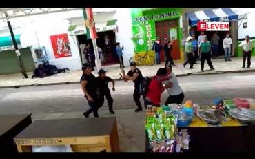 Embedded thumbnail for မက္ကဆီကိုတွင် ဆန္ဒပြသူများက မြို့တော်ဝန်တစ်ဦးကို ဖမ်းခေါ်ပြီး ကားဖြင့် တရွတ်တိုက် ဆွဲသွားခဲ့