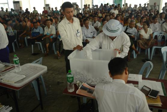 ရန်ကုန်လေဆိပ်၌ ဒေါက်တာထွန်းဝင်းနှင့် ကြိုဆိုနေသူများအား တွေ့ရစဉ် (ဓာတ်ပုံ-သီဟအောင်)