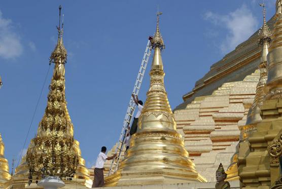 ငလျင်လှုပ်ခတ်မှုကြောင့် ရွှေတိဂုံစေတီတော် အထက်ပစ္စယံရှိ စိန်ဖူးတော် မြေခခဲ့သည့် အရံစေတီကို စိန်ဖူးတော် ပြန်လည်တပ်ဆင်နေစဉ် (ဓာတ်ပုံ-ပြည့်ဖြိုးအောင်)