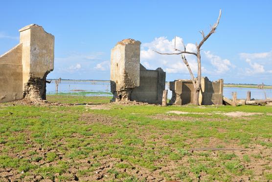 သဖန်းဆိပ်ဆည်ရေ လျော့ကျသွားသဖြင့် ရေအောက်မှ အဆောက်အအုံဟောင်းများ ပေါ်ထွက်လာစဉ်