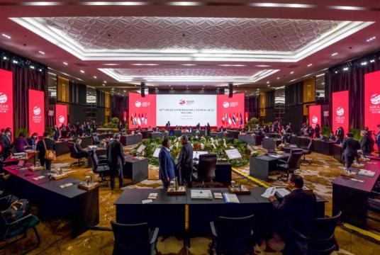 ဖေဖော်ဝါရီ ၃ ရက် အင်ဒိုနီးရှားတွင်ကျင်းပသည့် အာဆီယံနိုင်ငံခြားရေးဝန်ကြီးများအစည်းအဝေး$ တက်ရောက်ခဲ့သူများအား တွေ့ရစဉ် (Photo – AFP)