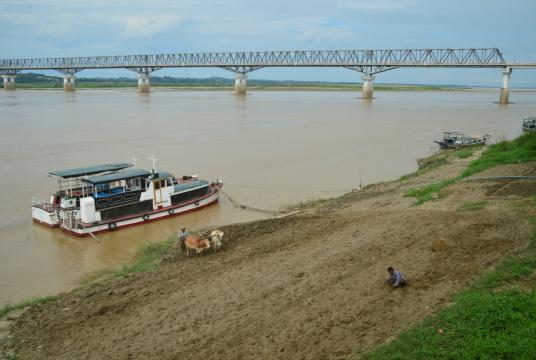 မြေနုကျွန်းပေါ်တွင် ဆောင်းသီးနှံစိုက်ပျိုးရန် ထွန်ယက်နေသည်ကို တွေ့ရစဉ်